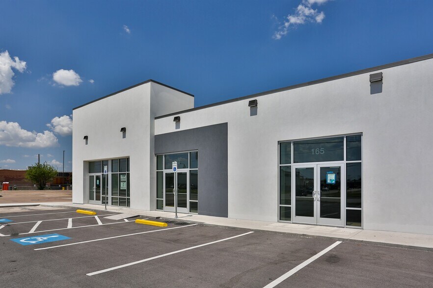 10850 Harry Hines Blvd, Dallas, TX à louer - Photo du bâtiment - Image 2 de 6