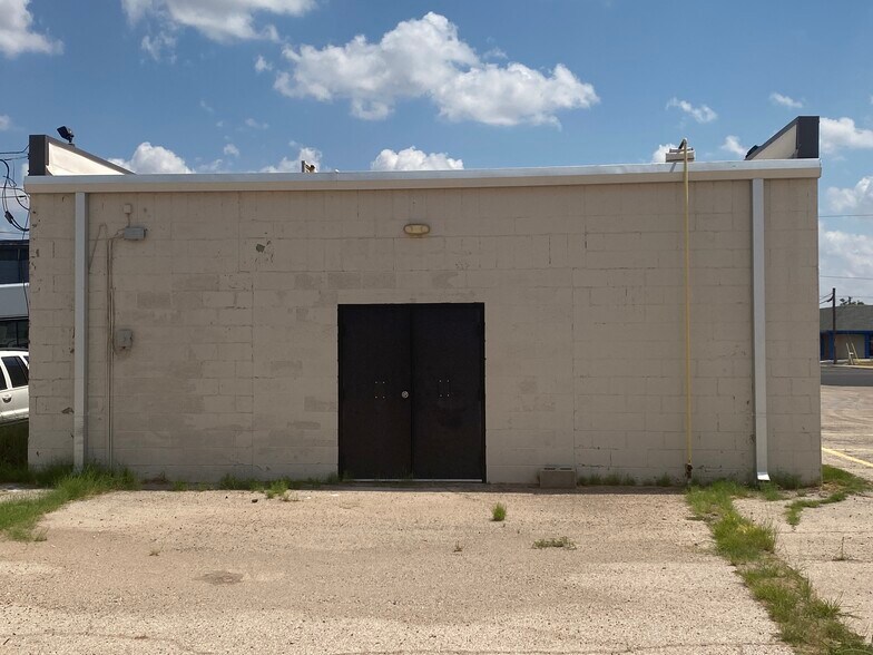 2031 Andrews Hwy, Odessa, TX à louer - Photo du bâtiment - Image 2 de 11