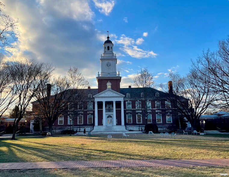 JHU Student Housing portefeuille de 2 propriétés à vendre sur LoopNet.ca - Photo du bâtiment - Image 2 de 7