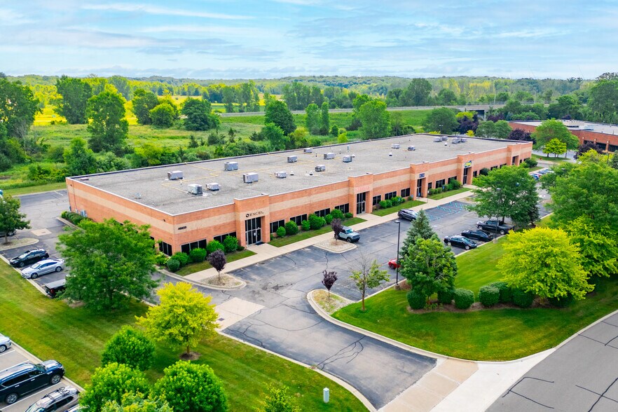 46850 Magellan Dr, Novi, MI à louer - Photo du bâtiment - Image 1 de 12