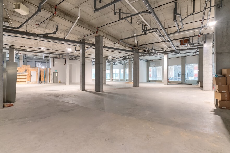 250 Rue Notre-Dame O, Montréal, QC for lease - Interior Photo - Image 2 of 33