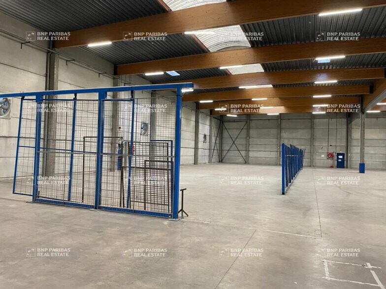 Flex in Saint-Thibault-des-Vignes for lease - Interior Photo - Image 3 of 8