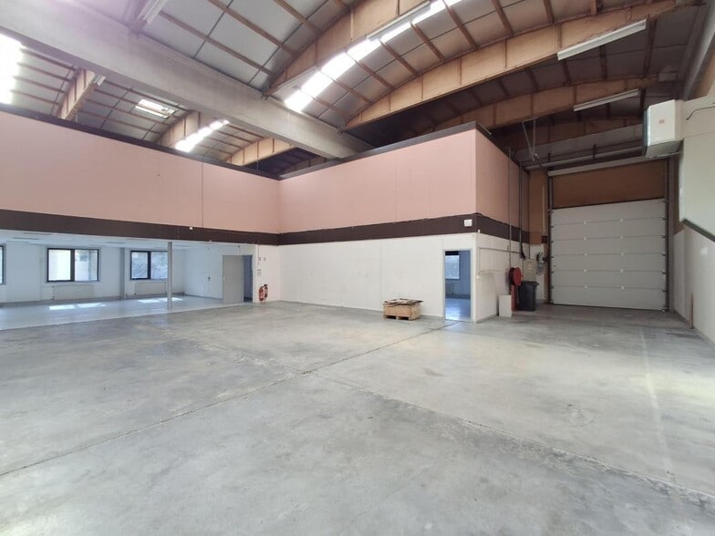 Flex in Dardilly for lease - Interior Photo - Image 3 of 7