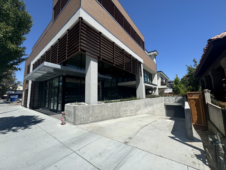 3877 S El Camino Real, Palo Alto, CA à louer - Photo du bâtiment - Image 1 de 9