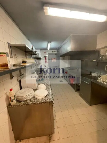 Retail in Paris for lease - Interior Photo - Image 3 of 3