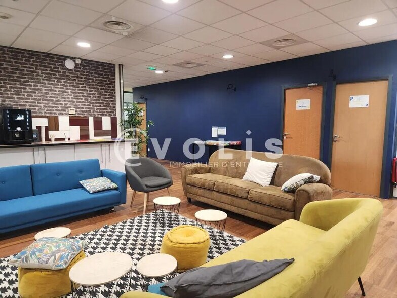 Office in Villeurbanne for lease - Building Photo - Image 2 of 12