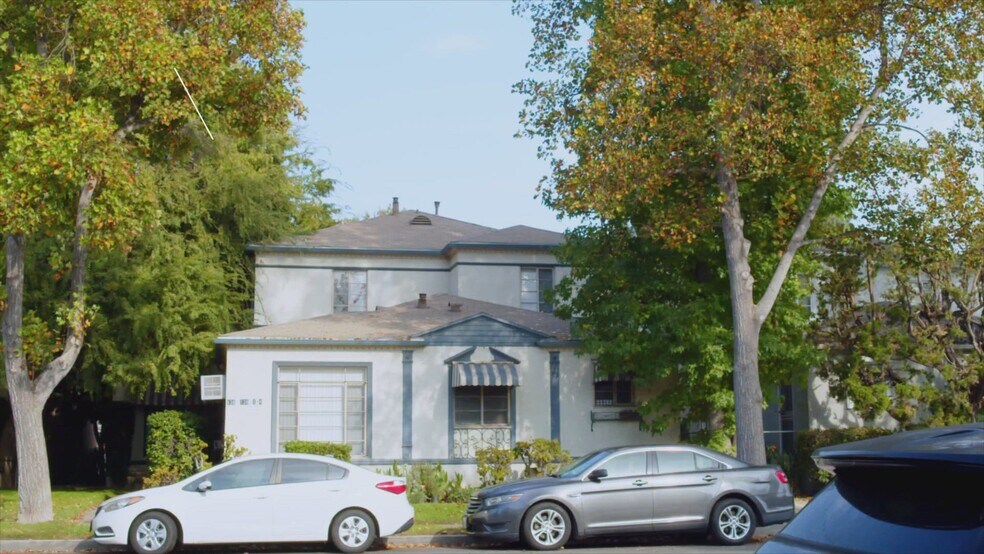 136 N Pass Ave, Burbank, CA à vendre - Vidéo sur l’inscription commerciale - Image 2 de 9