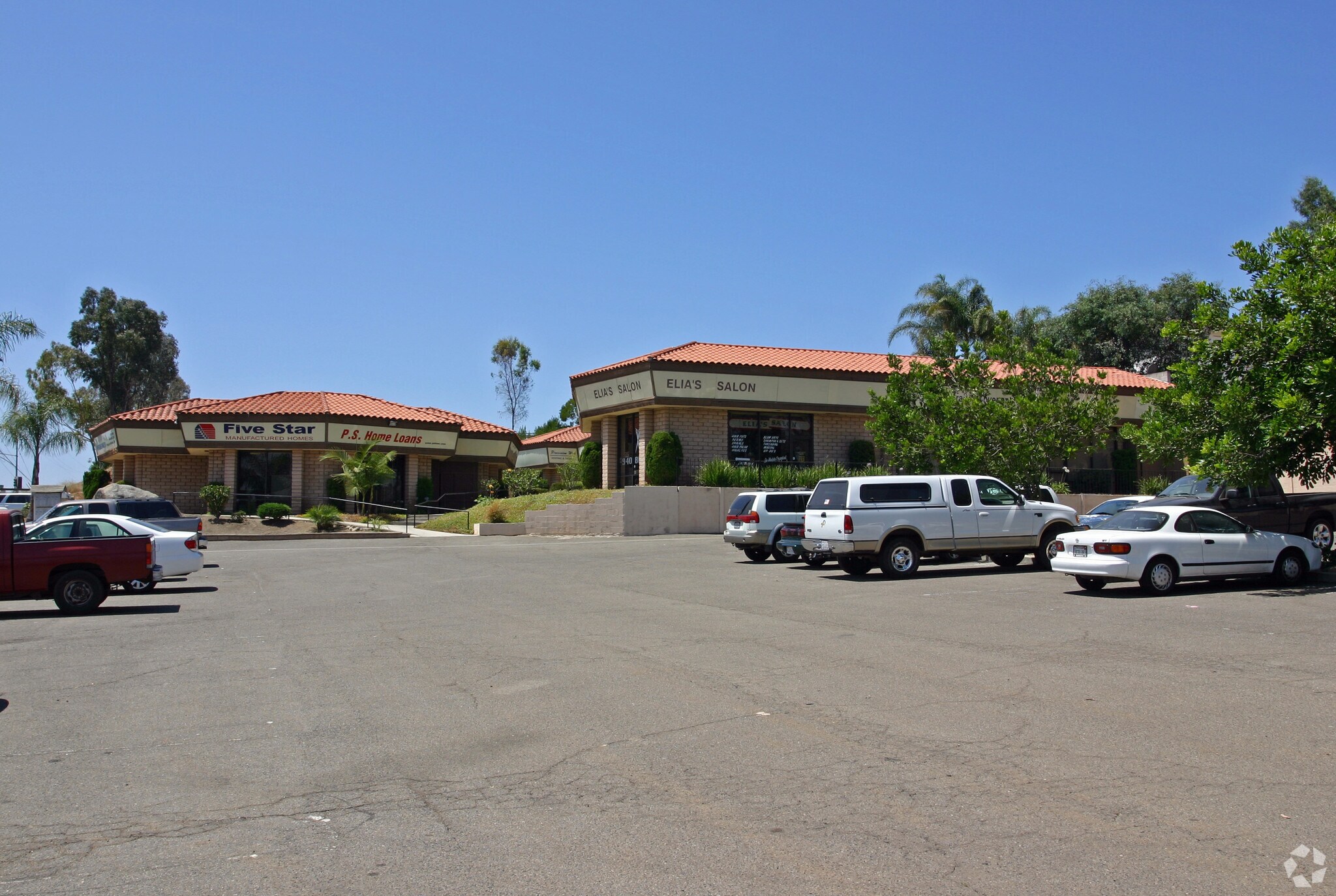 2210 E Vista Way, Vista, CA for lease Primary Photo- Image 1 of 2