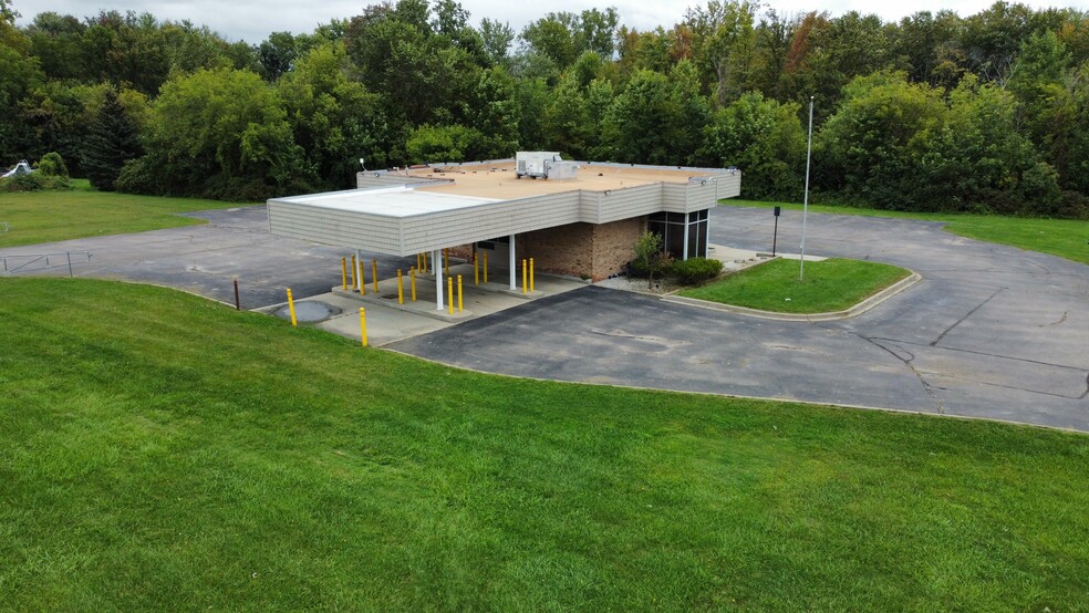 11293 Torrey Rd, Fenton, MI for sale - Building Photo - Image 2 of 16