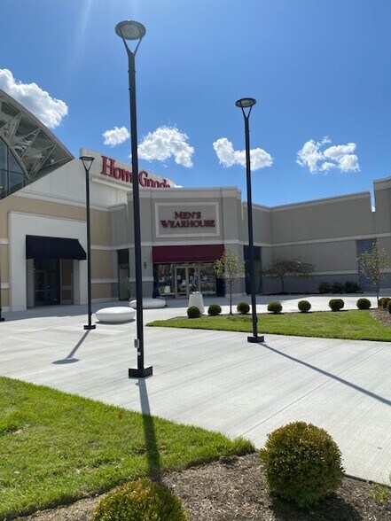 7800-7852 Montgomery Rd, Cincinnati, OH à louer - Photo du bâtiment - Image 2 de 11
