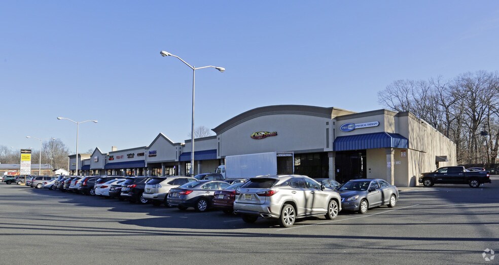 100-120 N Middletown Rd, Pearl River, NY à louer - Photo du bâtiment - Image 3 de 13