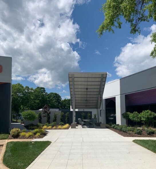 4321 Stuart Andrew Blvd, Charlotte, NC à louer - Photo du bâtiment - Image 2 de 2