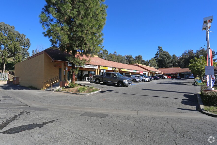 1555-1561 E Amar Rd, West Covina, CA à louer - Photo du bâtiment - Image 3 de 6