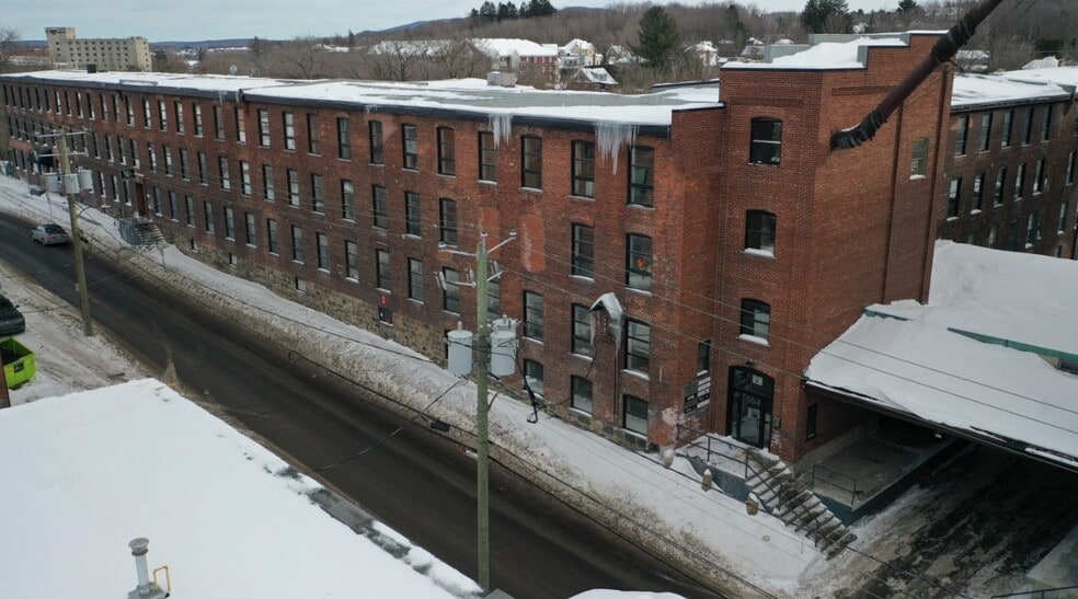 160-164 Rue Cowie, Granby, QC for sale - Primary Photo - Image 1 of 1