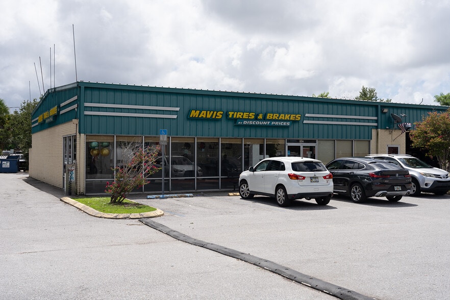 5660 W Waters Ave, Tampa, FL à vendre - Photo du bâtiment - Image 2 de 17