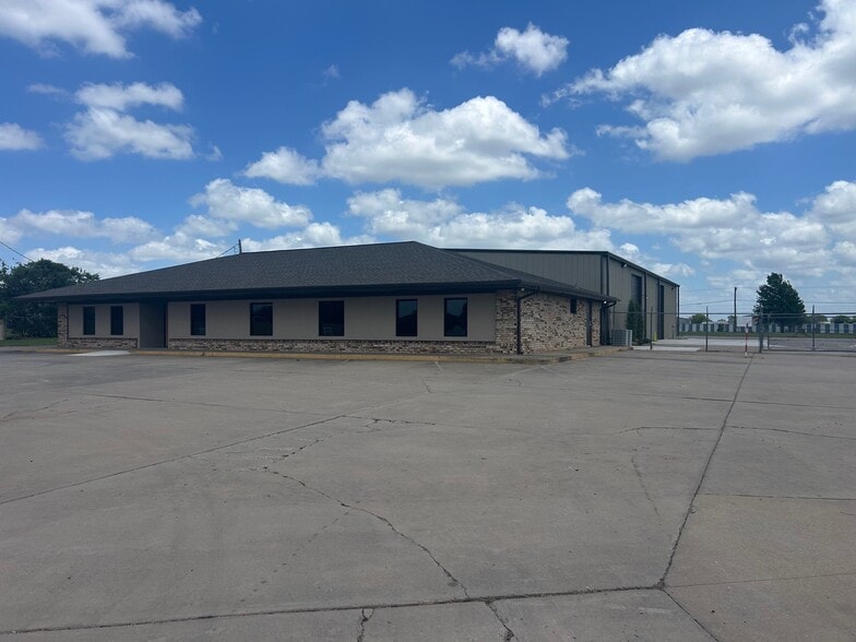 2404 S Broadway St, Oklahoma City, OK for lease - Building Photo - Image 3 of 12