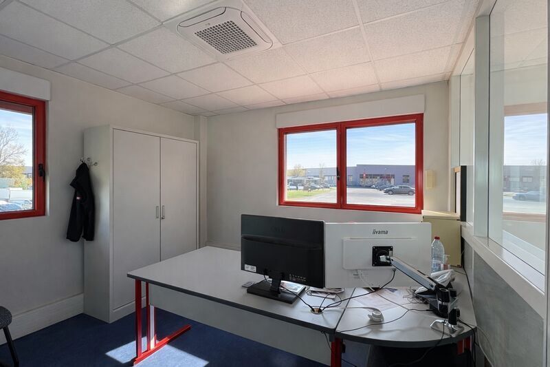 Rue Des Frères Lumière, Saint-Jean-de-Braye for lease - Interior Photo - Image 2 of 18