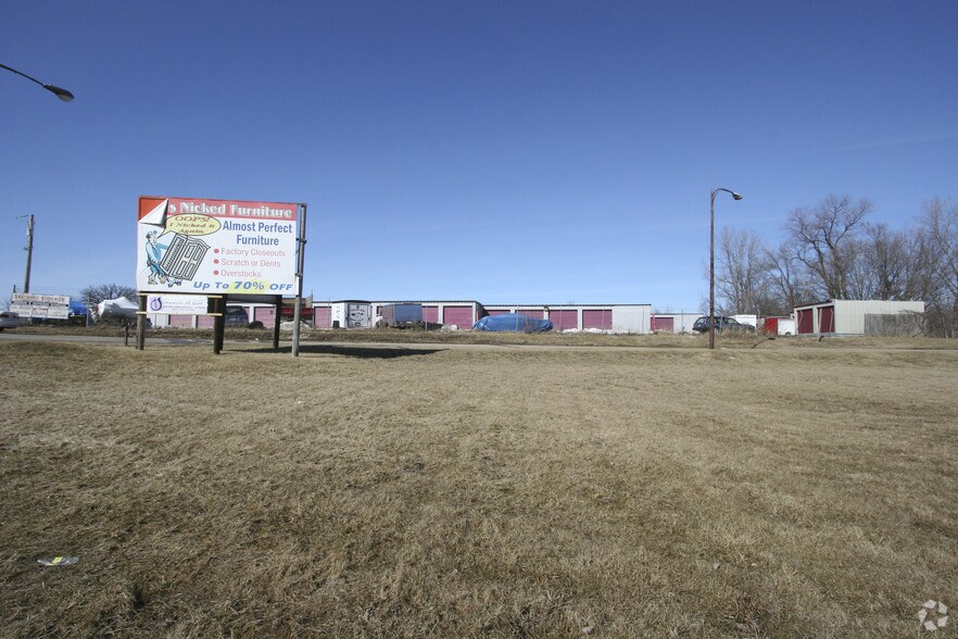 1100 W Rollins Rd, Round Lake Heights, IL à vendre - Photo du bâtiment - Image 3 de 4