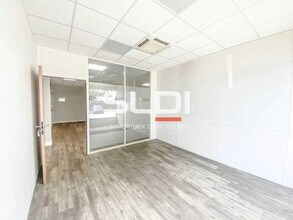 Rue Colonel Chambonnet, Bron for lease Interior Photo- Image 2 of 5