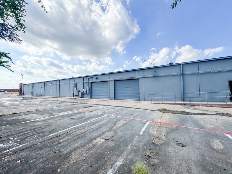 2819-2929 Altamesa Blvd, Fort Worth, TX à louer - Photo du bâtiment - Image 3 de 6