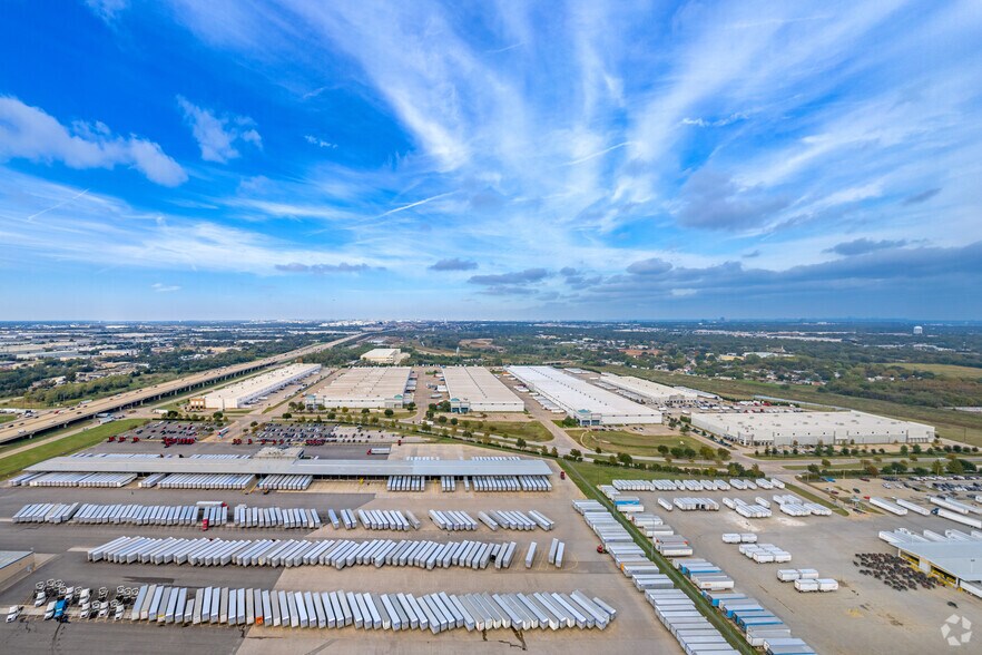 410 W Trinity Blvd, Grand Prairie, TX à louer - Aérien - Image 2 de 7