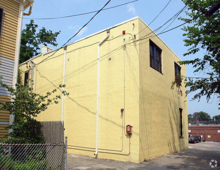 15 Spencer St, Newton, MA à vendre - Photo du bâtiment - Image 2 de 4