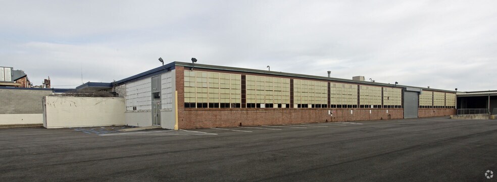 230 Duffy Ave, Hicksville, NY à louer - Photo du bâtiment - Image 2 de 3