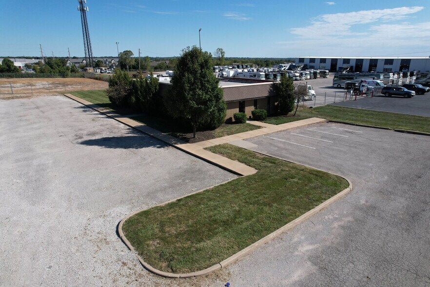 17235 Bel-Ray Pl, Belton, MO à louer - Photo du bâtiment - Image 3 de 22