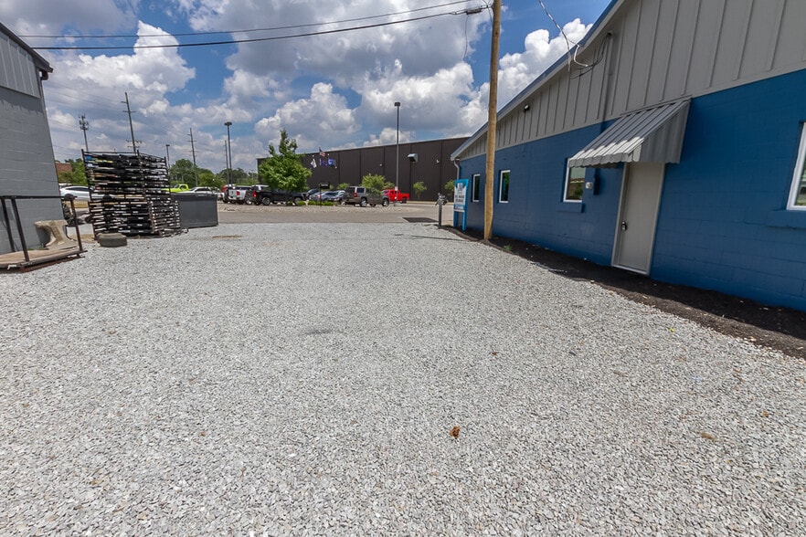925 Virginia St, Shelbyville, IN à louer - Photo du bâtiment - Image 2 de 54