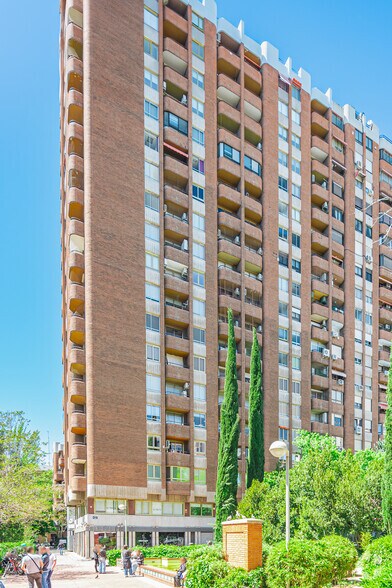 Avenida de Brasil, 17, Madrid, Madrid à louer - Photo du bâtiment - Image 2 de 2