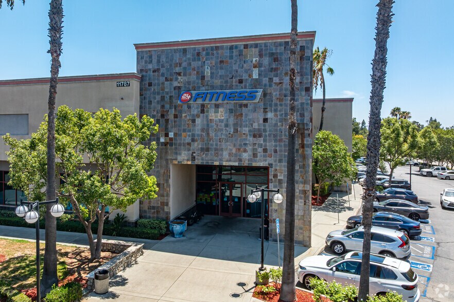 11787 Foothill Blvd, Rancho Cucamonga, CA à louer - Photo du bâtiment - Image 3 de 4