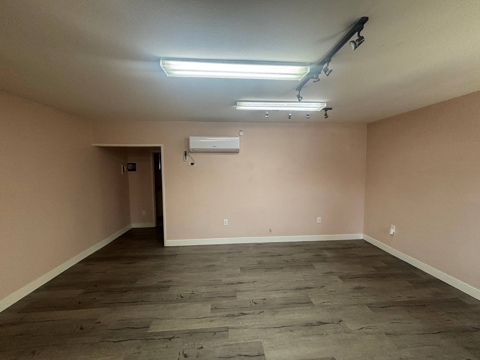 609 W 6th St, Corona, CA for lease Interior Photo- Image 1 of 3