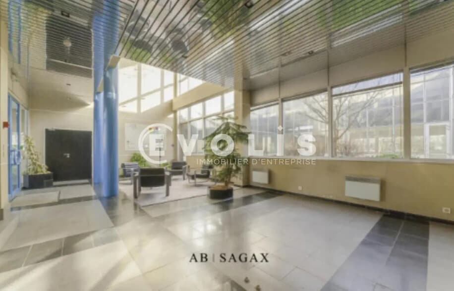 Flex in Les Ulis for lease - Lobby - Image 3 of 5
