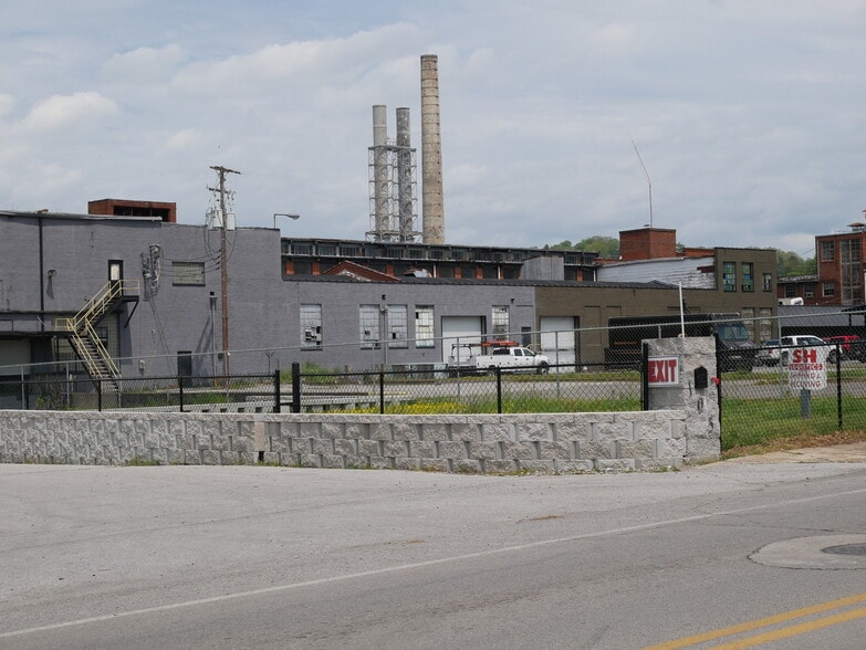 105 Maple St, Rossville, GA for sale - Primary Photo - Image 1 of 71