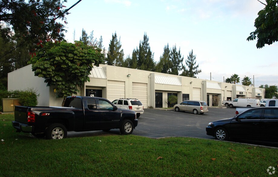 3731 SW 47th Ave, Davie, FL à louer - Photo du bâtiment - Image 2 de 2
