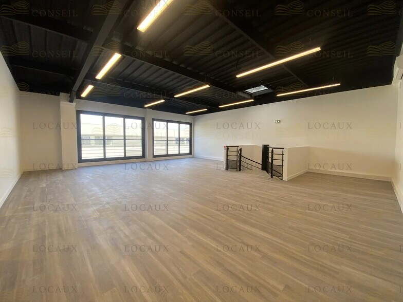 Flex in Les Pavillons-sous-Bois for lease - Interior Photo - Image 1 of 11