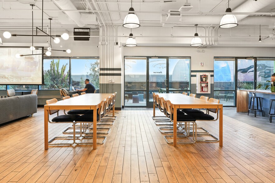 100 W Broadway, Long Beach, CA à louer - Photo intérieure - Image 3 de 27