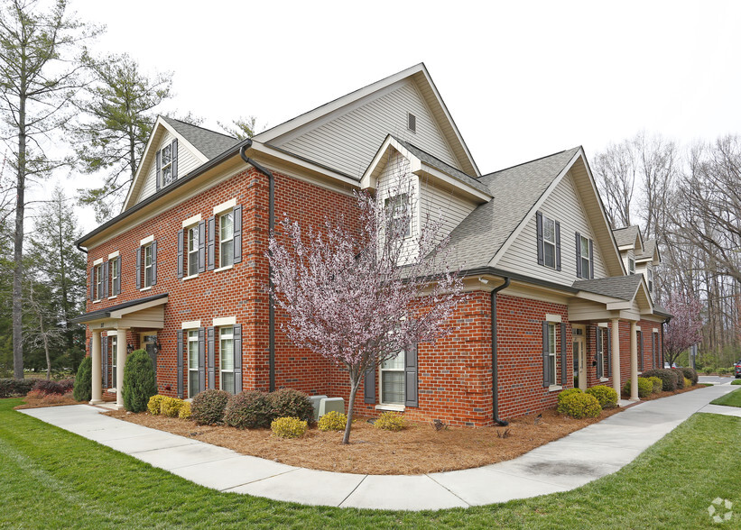 325 Matthews Mint Hill Rd, Matthews, NC à vendre - Photo du bâtiment - Image 1 de 1