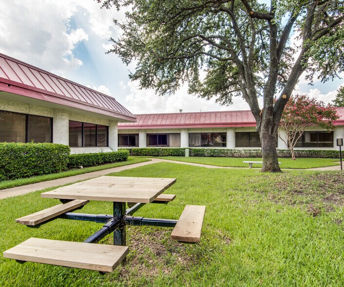 9550 Forest Ln, Dallas, TX à louer - Photo du bâtiment - Image 2 de 6