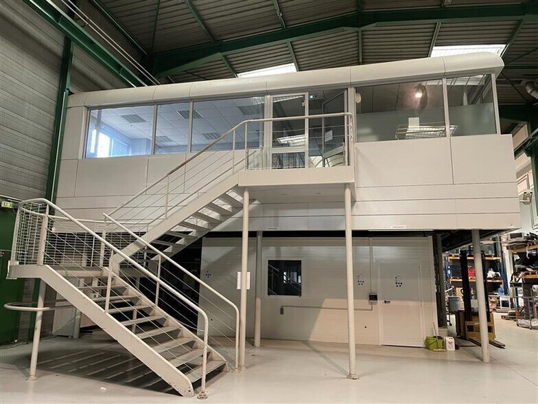 Industriel dans Montigny-le-Bretonneux à vendre - Photo du bâtiment - Image 2 de 2