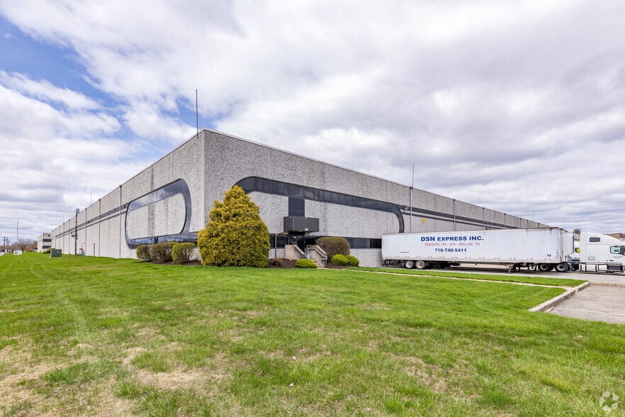 36 Saw Mill Pond Rd, Edison, NJ for lease - Primary Photo - Image 1 of 4