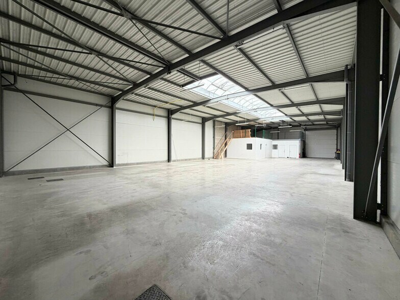 Industrial in Cormontreuil for lease - Interior Photo - Image 3 of 9