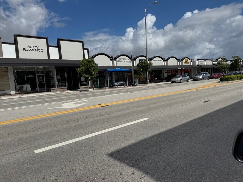 823-855 NE 125th St, North Miami, FL à louer - Photo du bâtiment - Image 1 de 4