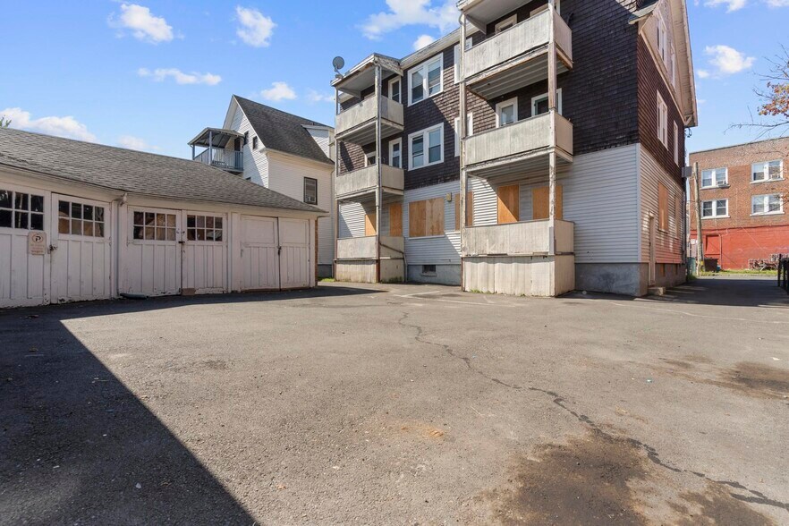102 Rowe Ave, Hartford, CT à vendre - Photo du bâtiment - Image 3 de 38