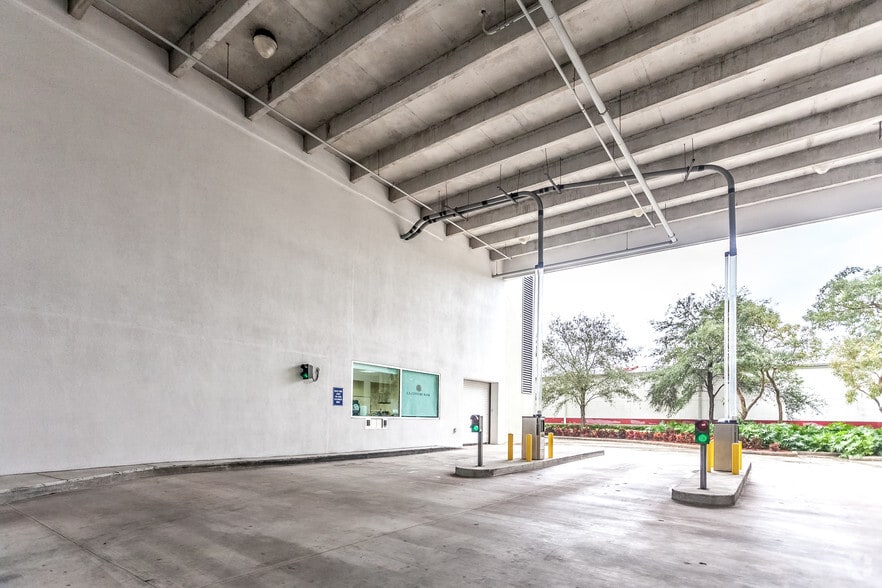 2301 NW 87th Ave, Doral, FL for lease - Building Photo - Image 3 of 61