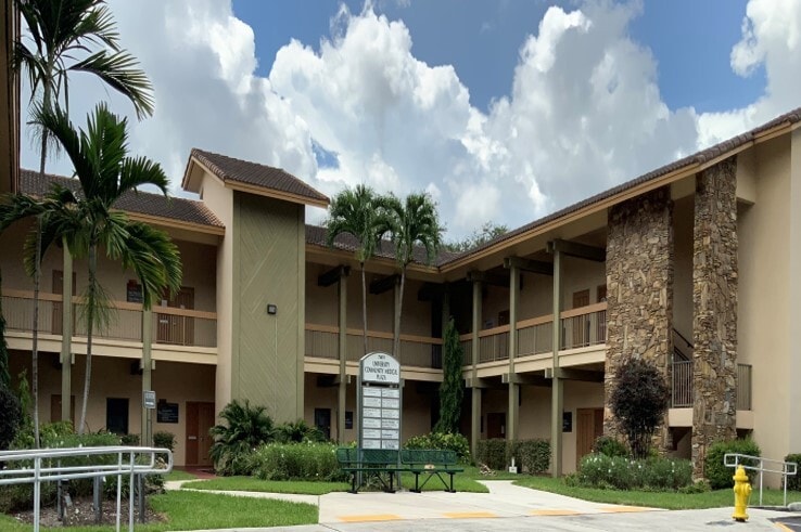 7401 N University Dr, Tamarac, FL à louer - Photo principale - Image 1 de 12