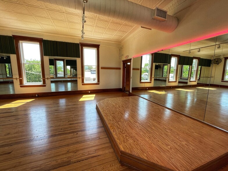 19 E Waterloo St, Canal Winchester, OH for lease - Interior Photo - Image 3 of 11