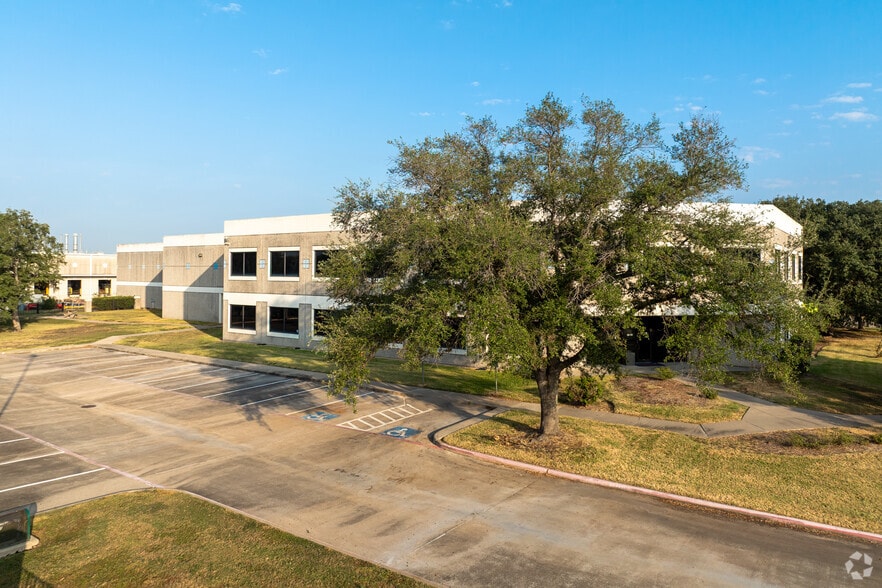 10600 Corporate Dr, Stafford, TX for lease - Building Photo - Image 3 of 37