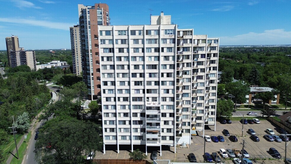 10101 Saskatchewan Dr NW, Edmonton, AB à vendre - Photo principale - Image 1 de 12