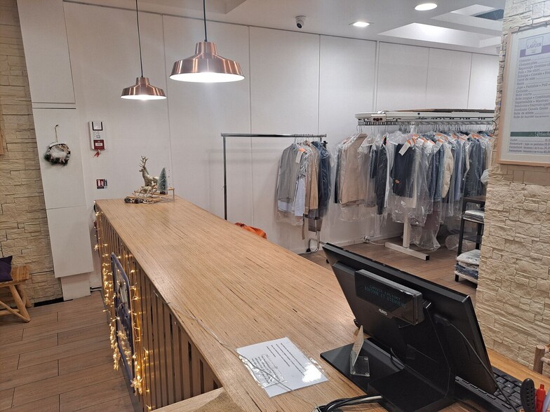 Retail in Paris for lease - Building Photo - Image 2 of 5